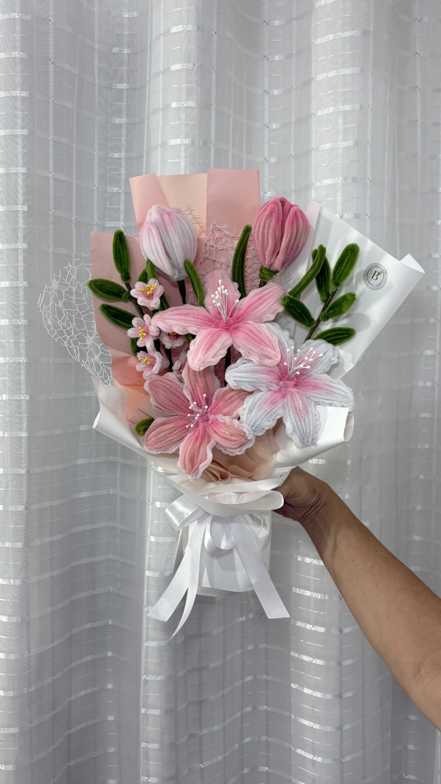 Buquê Bizzi Floral em tons de rosa e branco