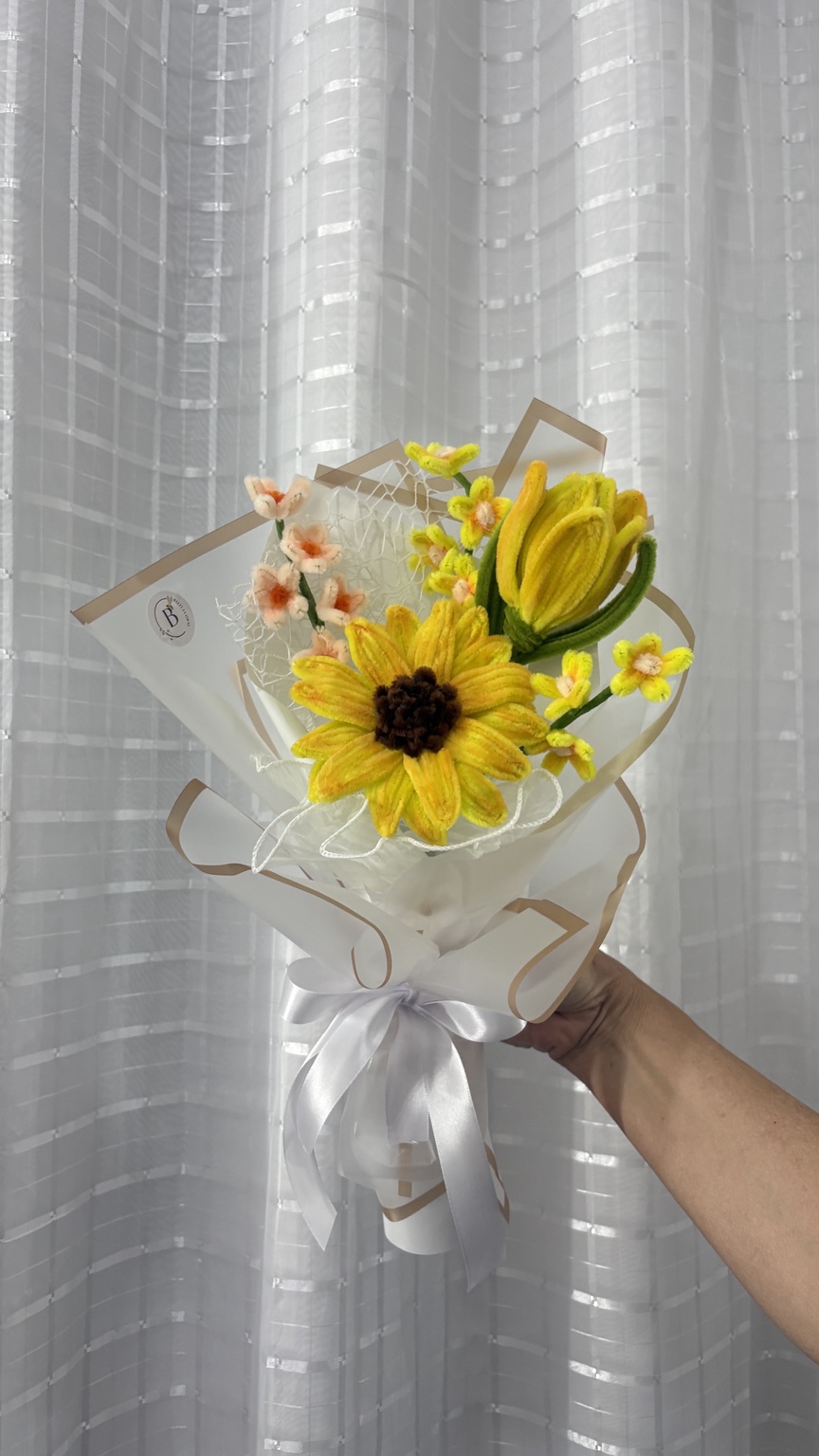 Arranjo floral amarelo e branco
