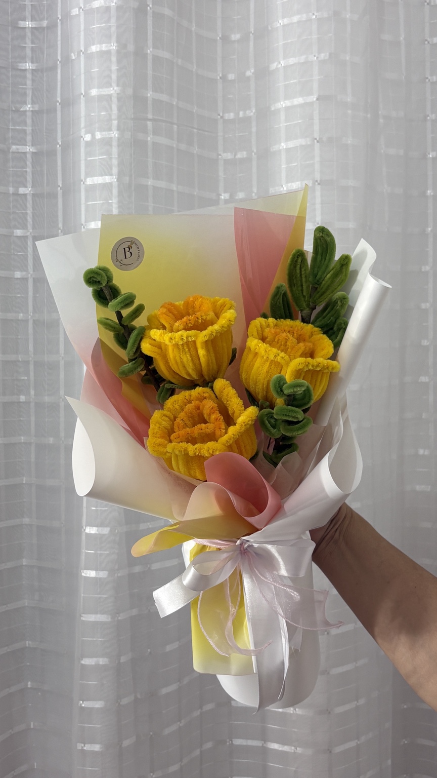 Arranjo floral amarelo em tons quentes