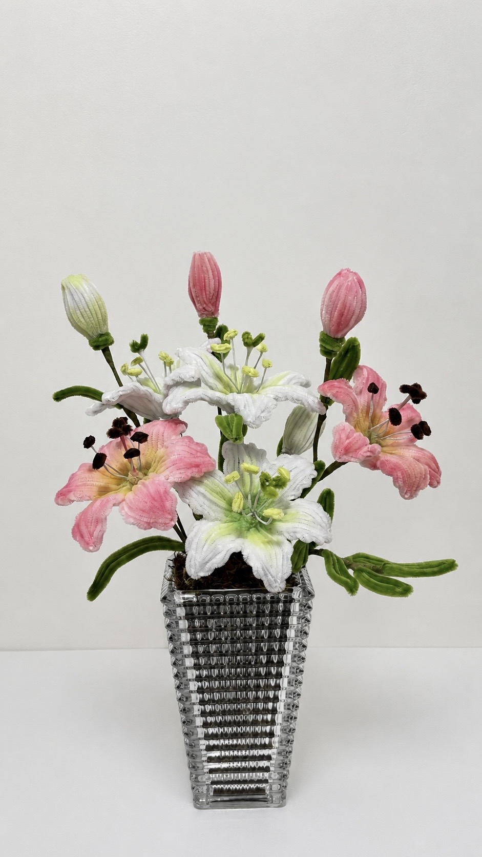 Arranjo floral em vaso de vidro com flores rosa e brancas