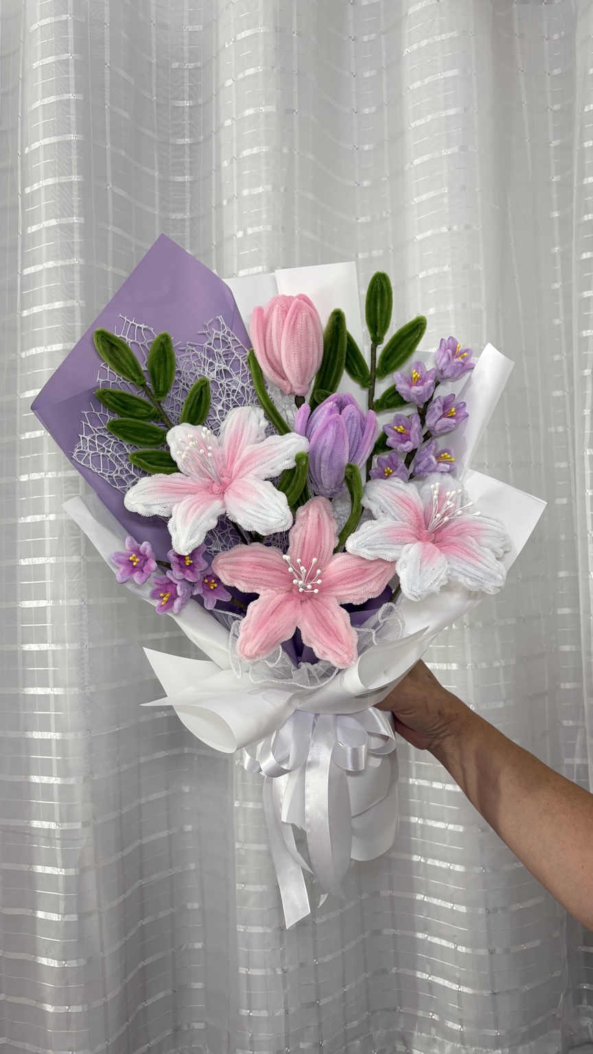 Arranjo floral rosa, branco e lilás